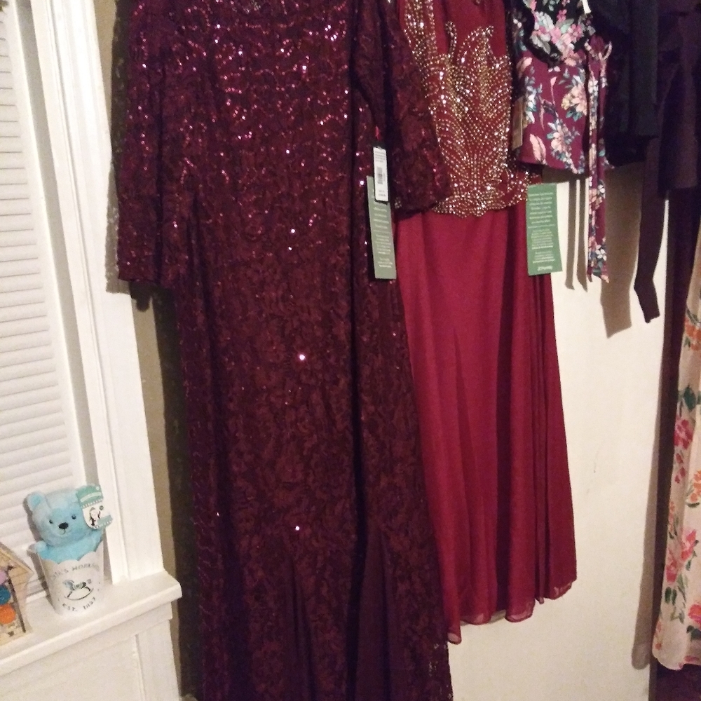 Dresses - Picture 7 of 8